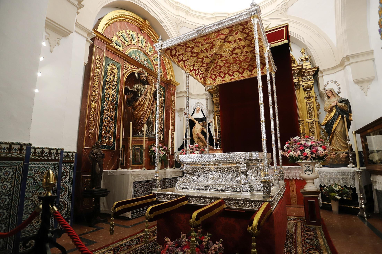 Imágenes de la Virgen del Rocío y sus nuevas andas