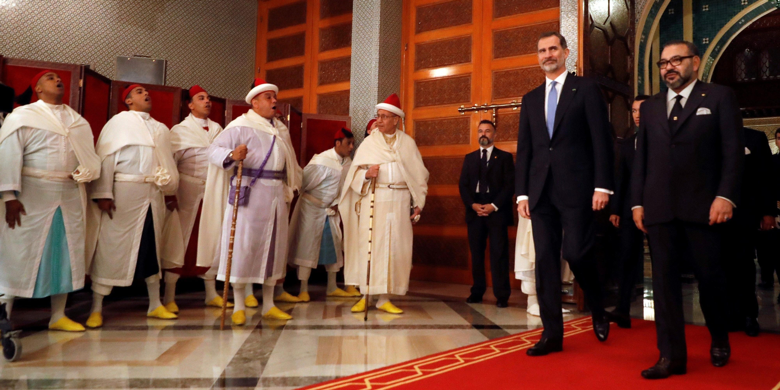 El rey Felipe VI y el monarca marroquí Mohamed VI, antes de la firma de acuerdos este miércoles en el Palacio de Huéspedes Agdal, en Rabat.
