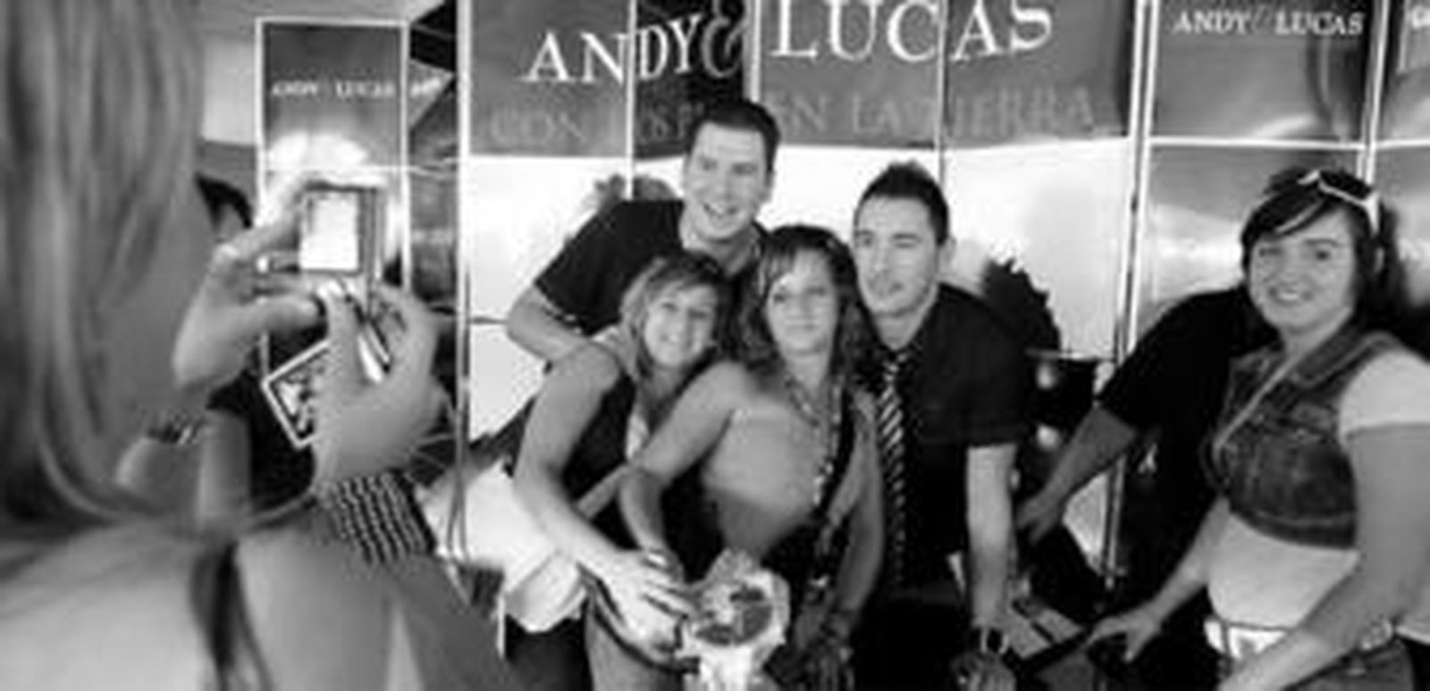 Los gaditanos Andy & Lucas, rodeados por sus fans en la firma de discos en El Corte Inglés.