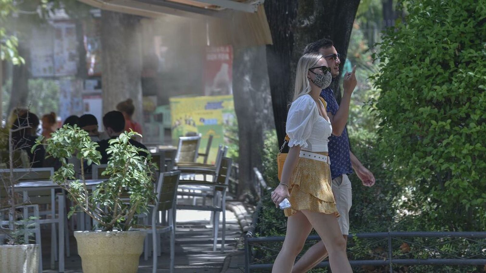 Un pareja pasea por la sombra en Sevilla.