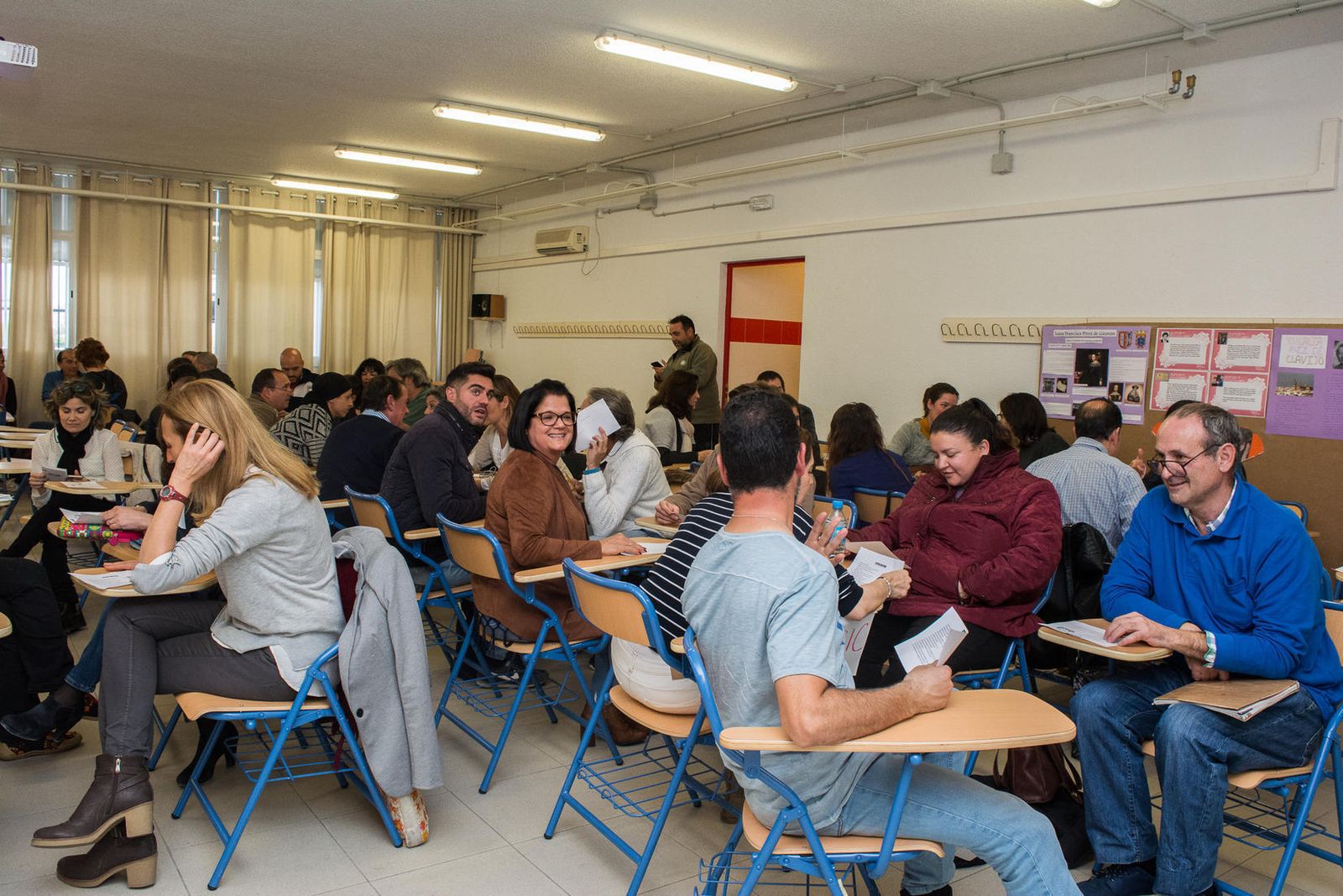 Una de las salas de la escuela se convirtió en un nutrido grupo de práctica de una versión del 'speed dating'.