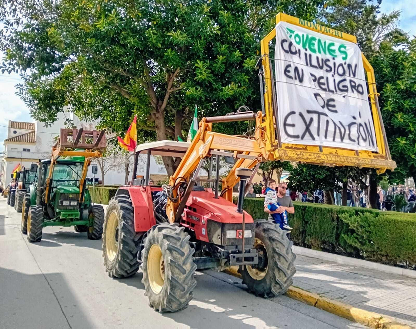 Imágenes de la manifestación en Barbate "por la dignidad" del municipio