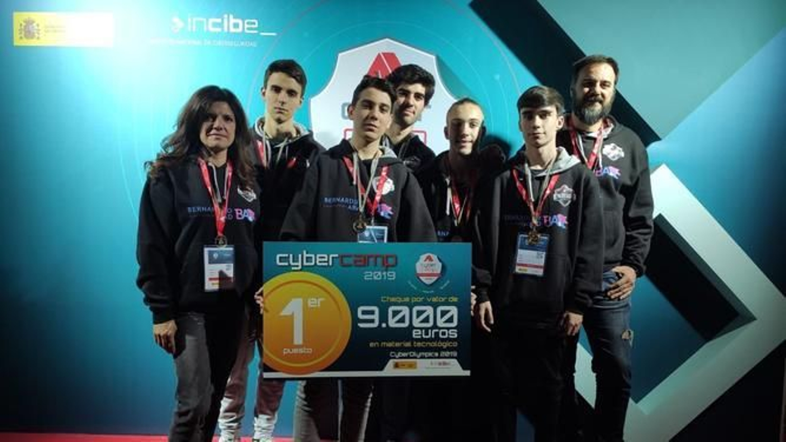 Los participantes en las Olimpiadas de Ciberseguridad que ganaron en noviembre de 2019.