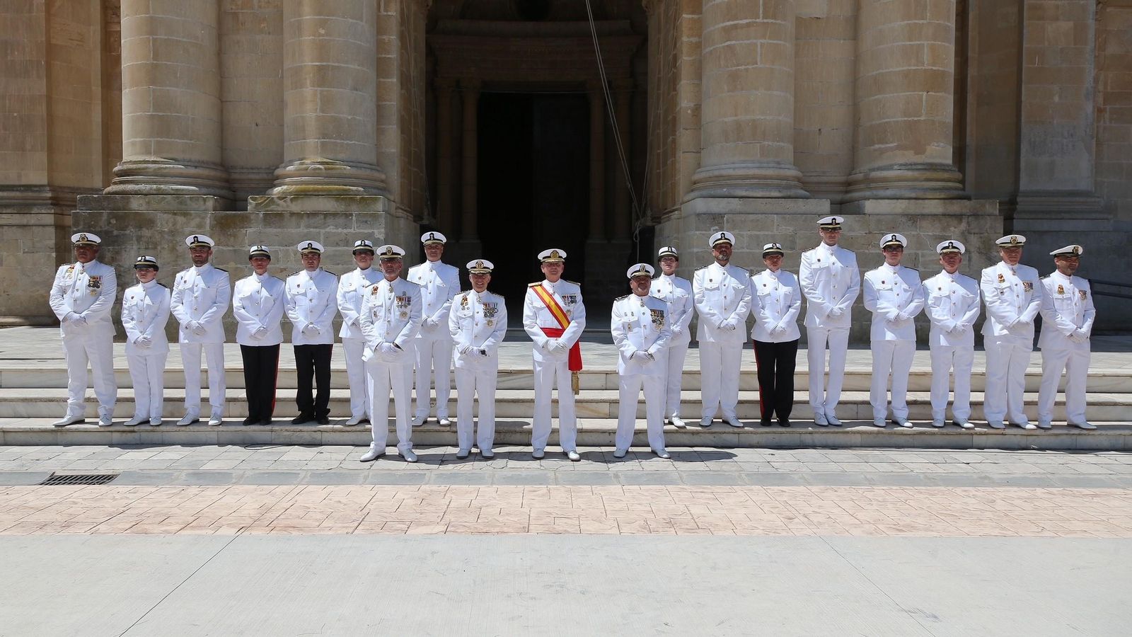 Los nuevos suboficiales reservistas de la Armada, tras la jura de bandera en San Fernando Los nuevos suboficiales reservistas de la Armada, tras la jura de bandera en San Fernando