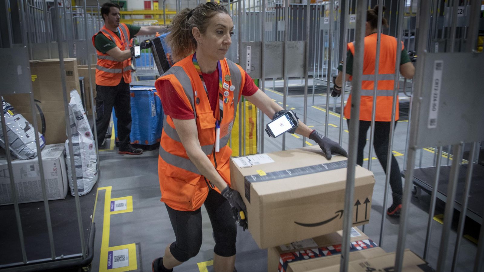 Empleados de Amazon preparan las rutas de los repartidores.