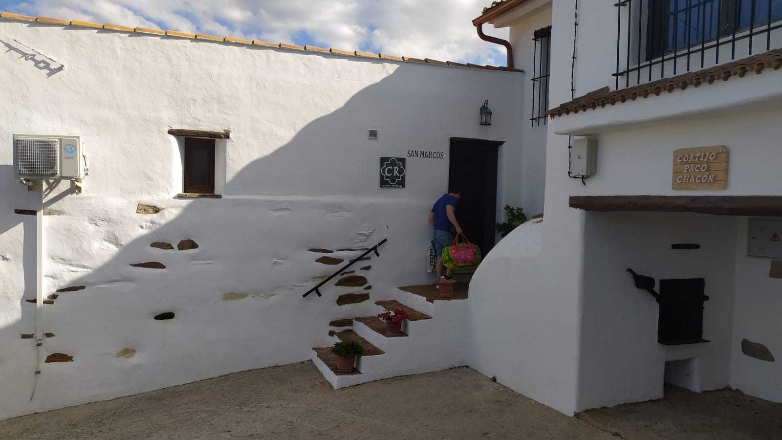 Un turista llegando a las casas de 'Reul alto'.