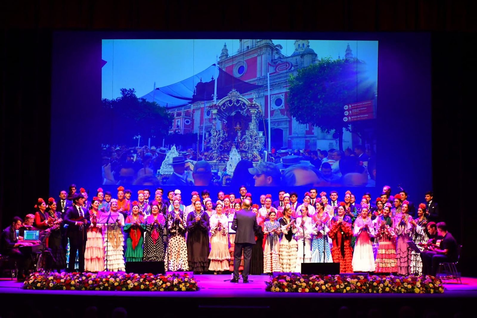 Momento en que el coro canta durante su actuación en el Lope de Vega