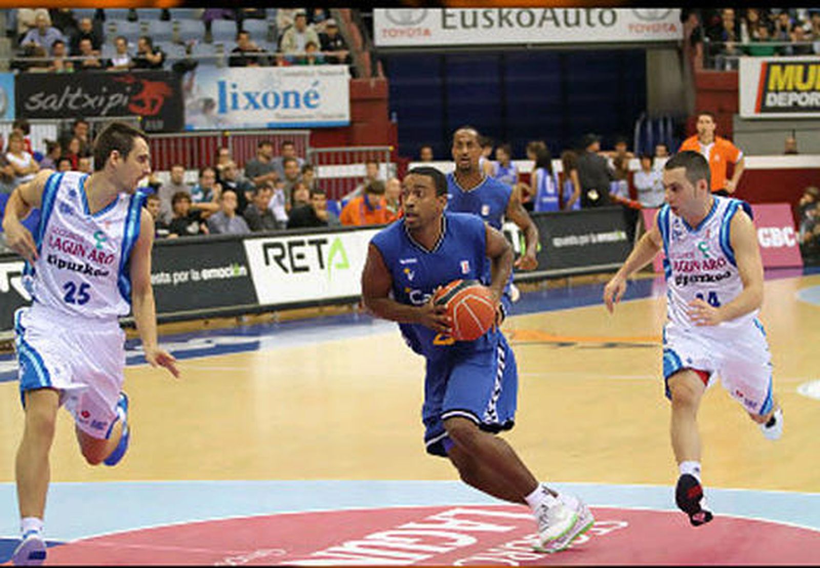 Louis Bullock entra a canasta dejando atrás a Javi Salgado.

Foto: ACB Photo / L. García