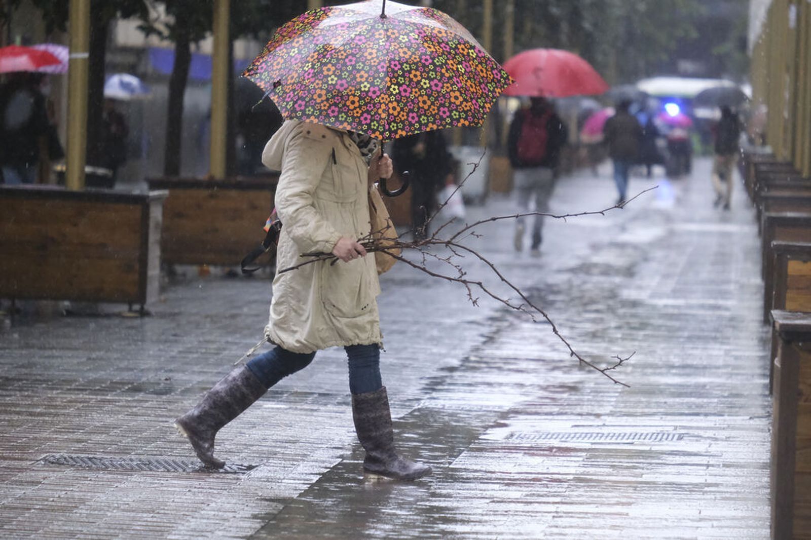 Varias personas se protegen de la lluvia en Córdoba.
