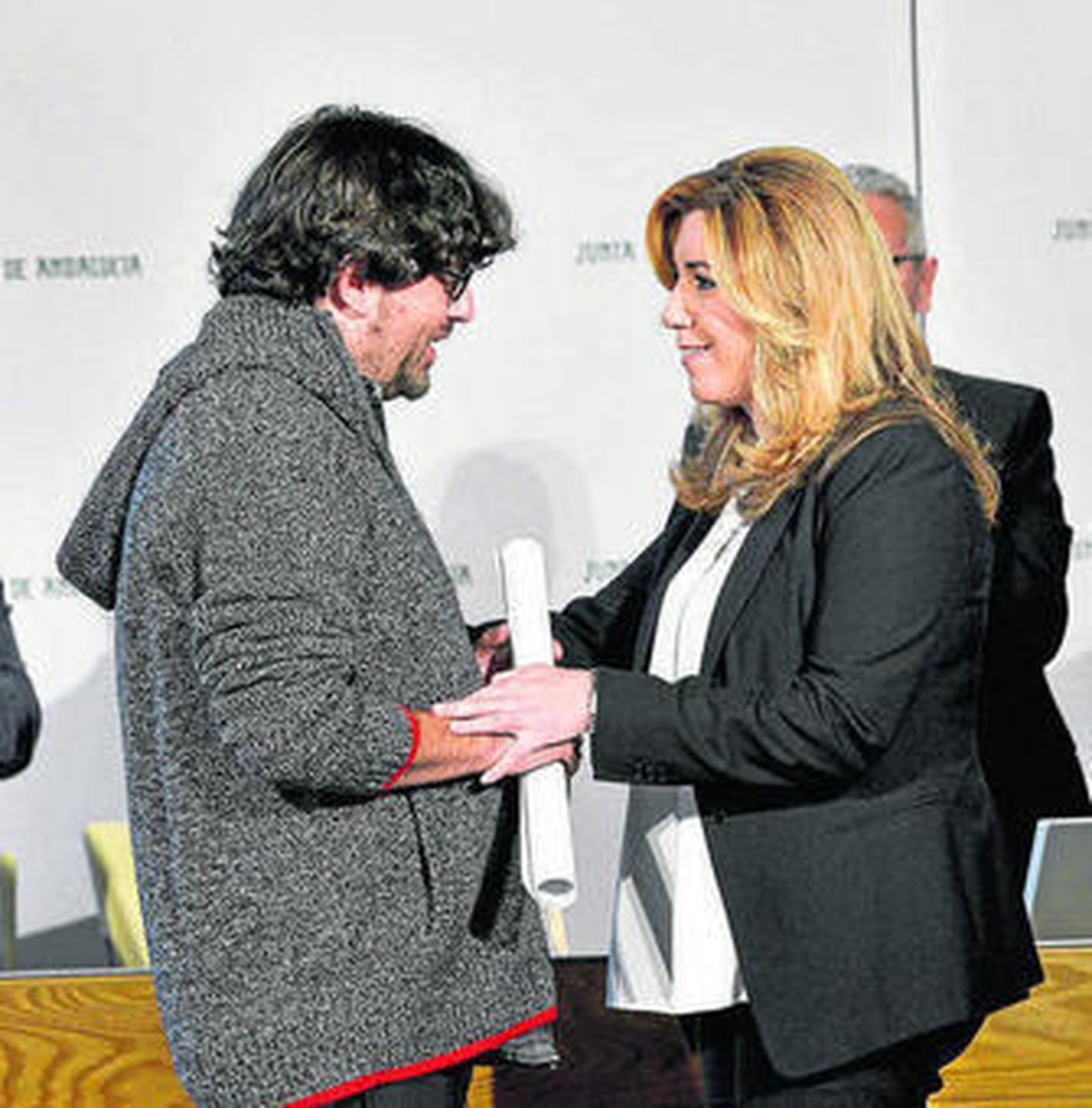 Los premiados posan con la presidenta de la Junta, el vicepresidente y el portavoz.