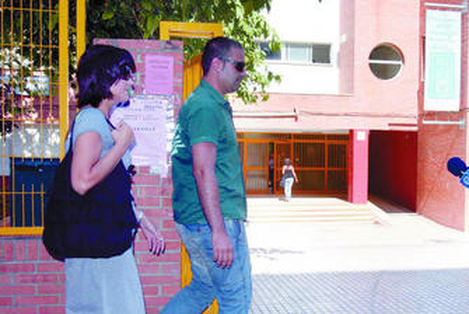 Padres de los niños afectados por la gripe A en Cazorla dirigiéndose al colegio Federico García Lorca.