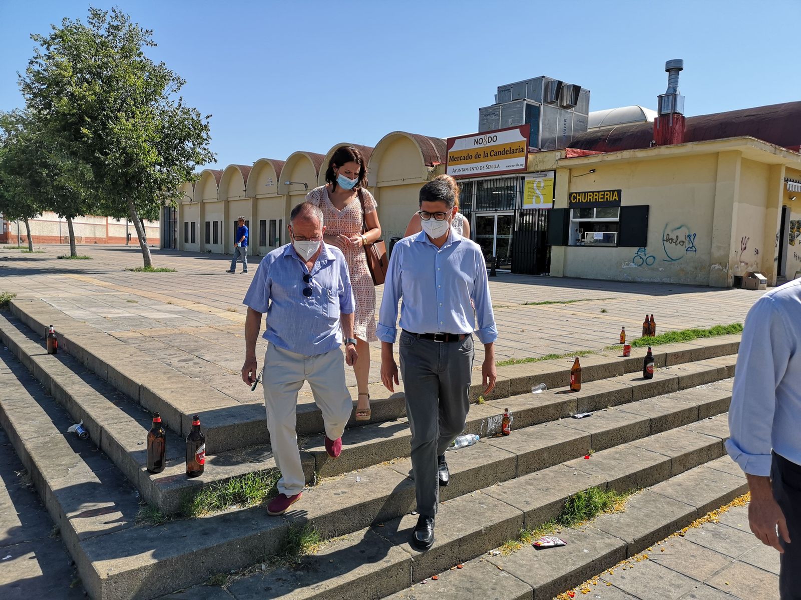 Pimentel con su equipo de concejales por la Plaza del mercado de Tres Barrios-Amate junto al líder de la asociación de vecinos Salvador Muñiz.