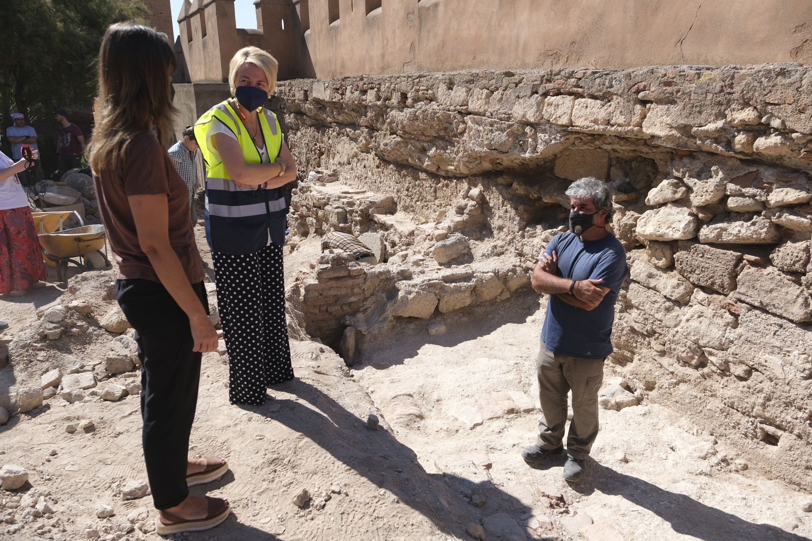 Eloisa Cabrera durante su visita a los sondeos arqueológicos en la muralla sur de la Alcazaba.