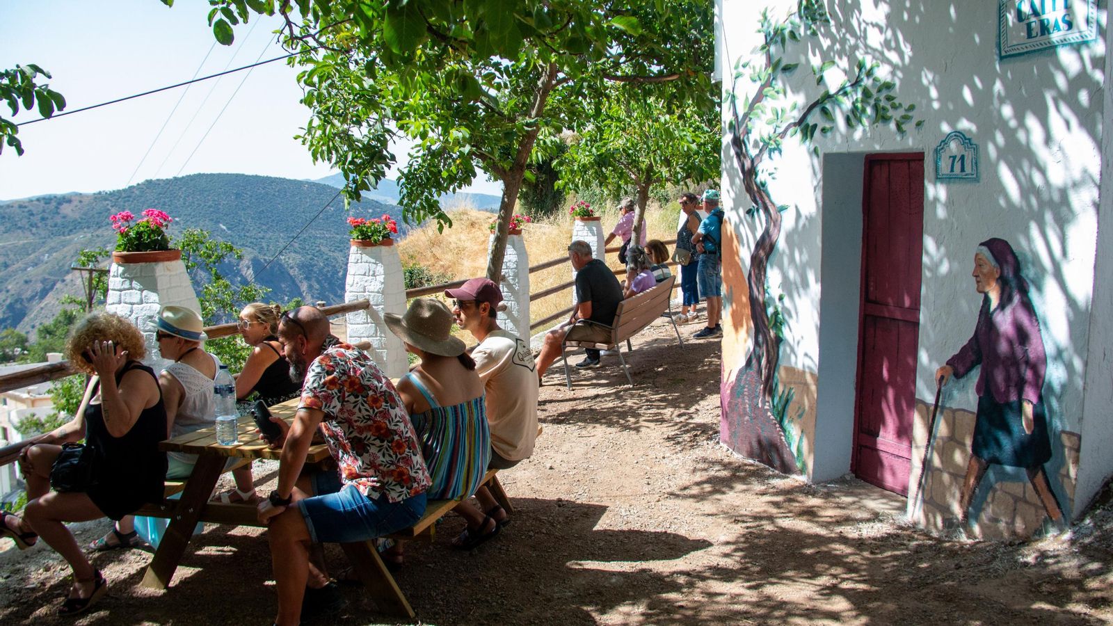 Varias personas en el nuevo mirador de Pórtugos