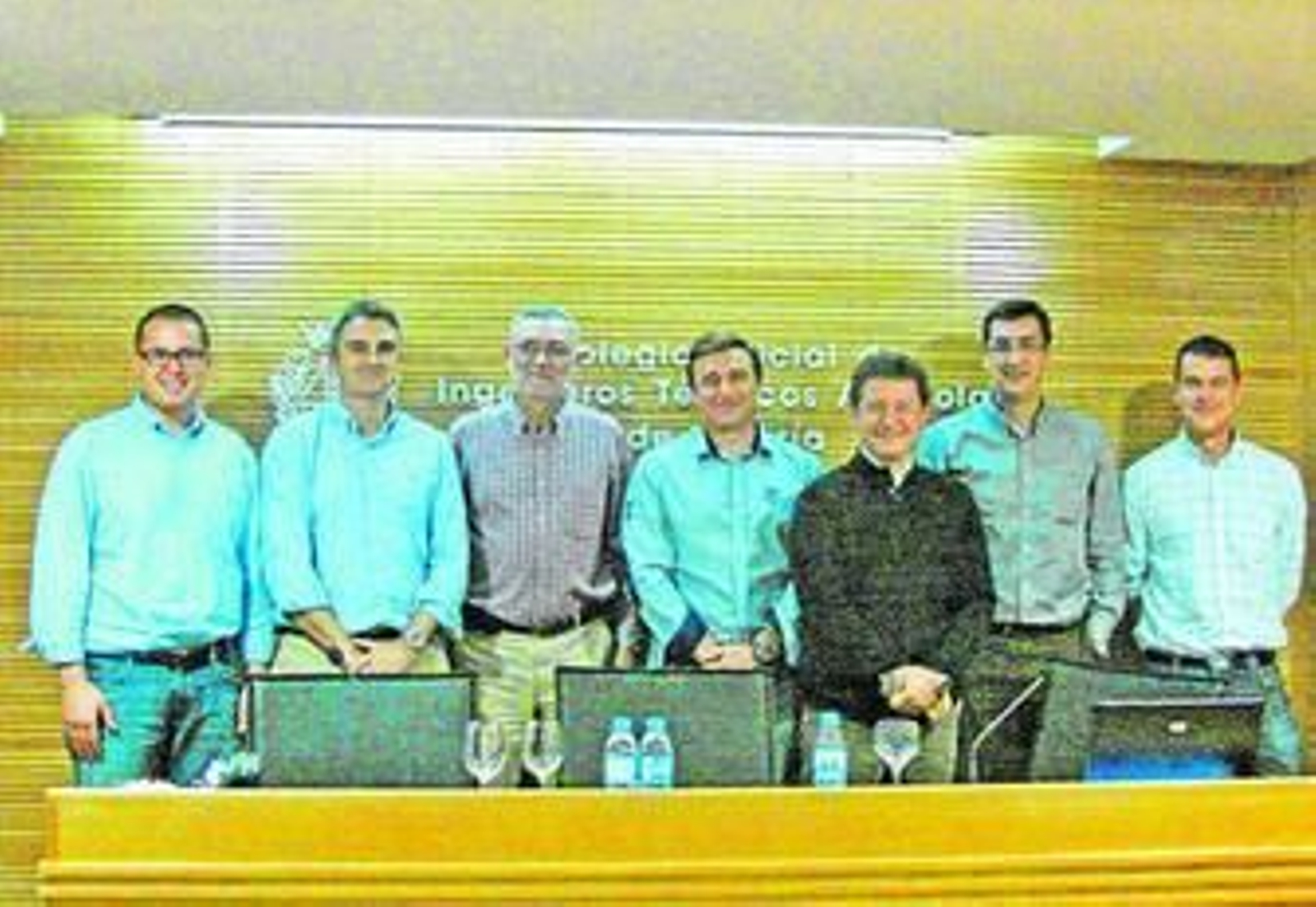 Foto de familia de los asistentes a la jornada, con el presidente de Coitaal, en el centro.