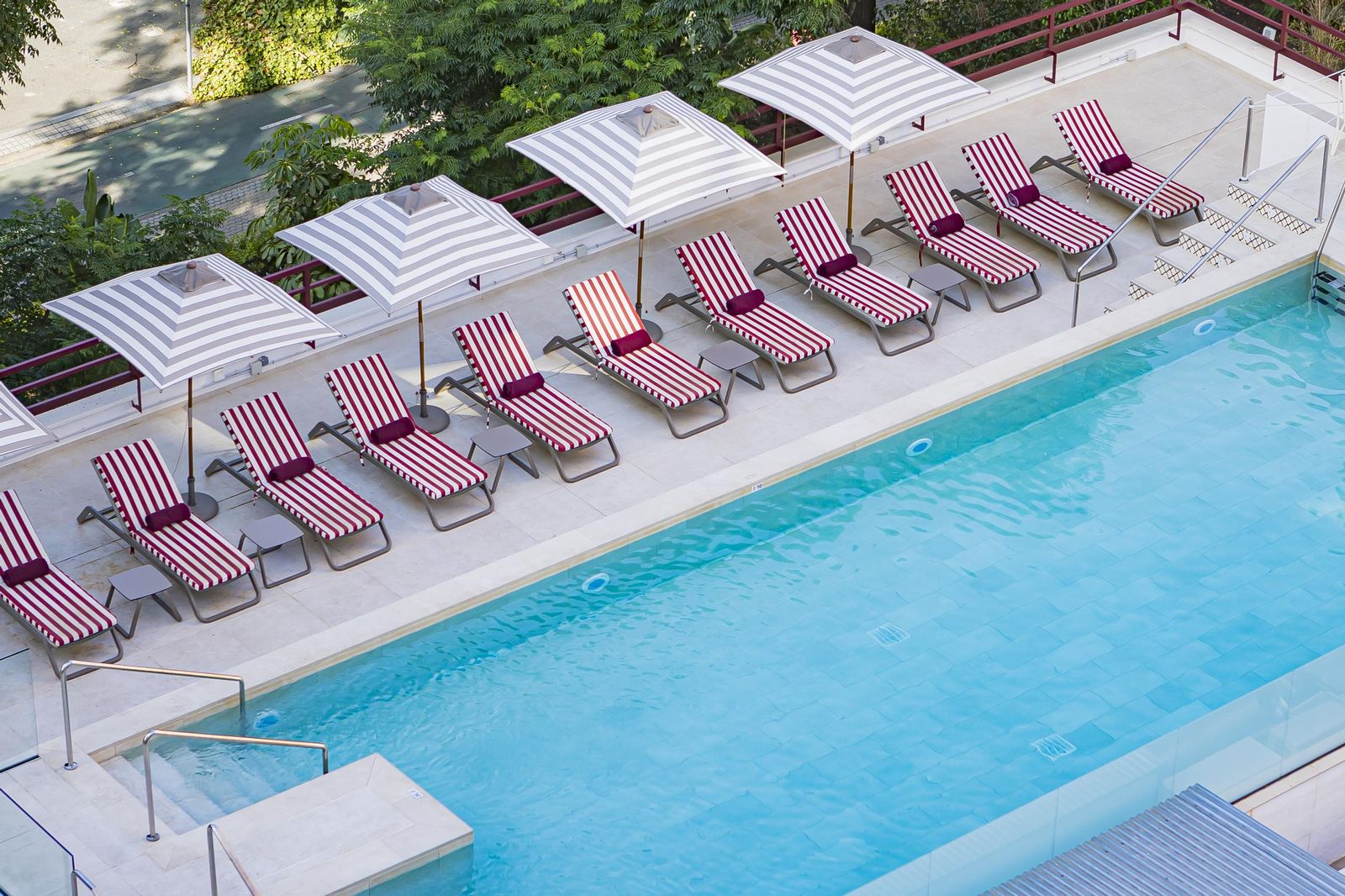 Panorámica del Hesperia Sevilla con piscina y hamacas