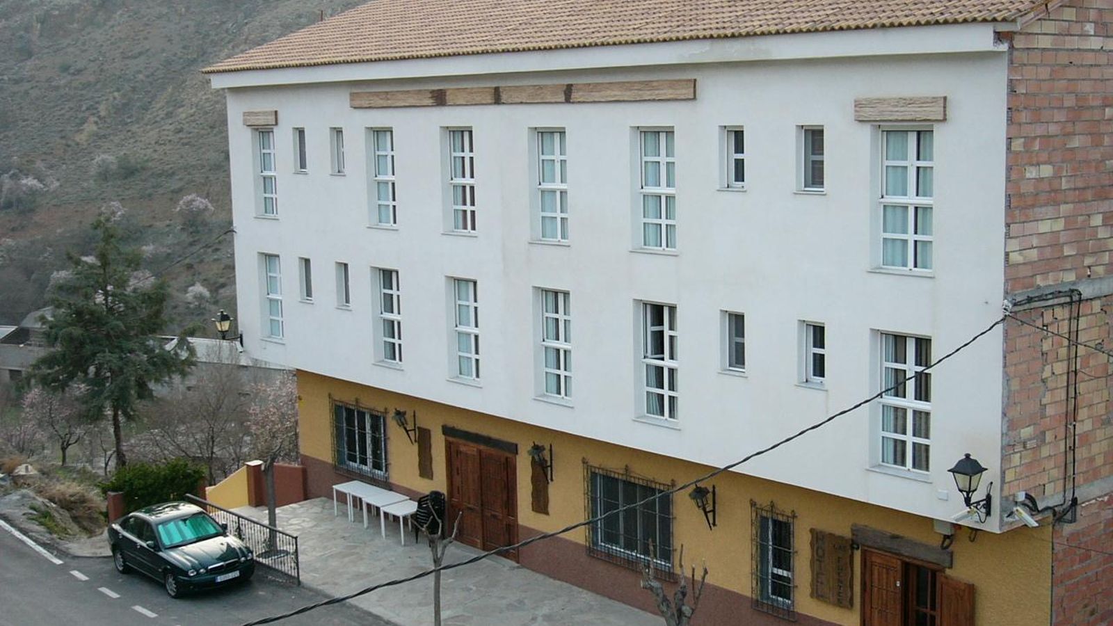 El Hotel 'Las Fuentes', enclavado a la entrada de un pueblo montañoso como es Bacares.