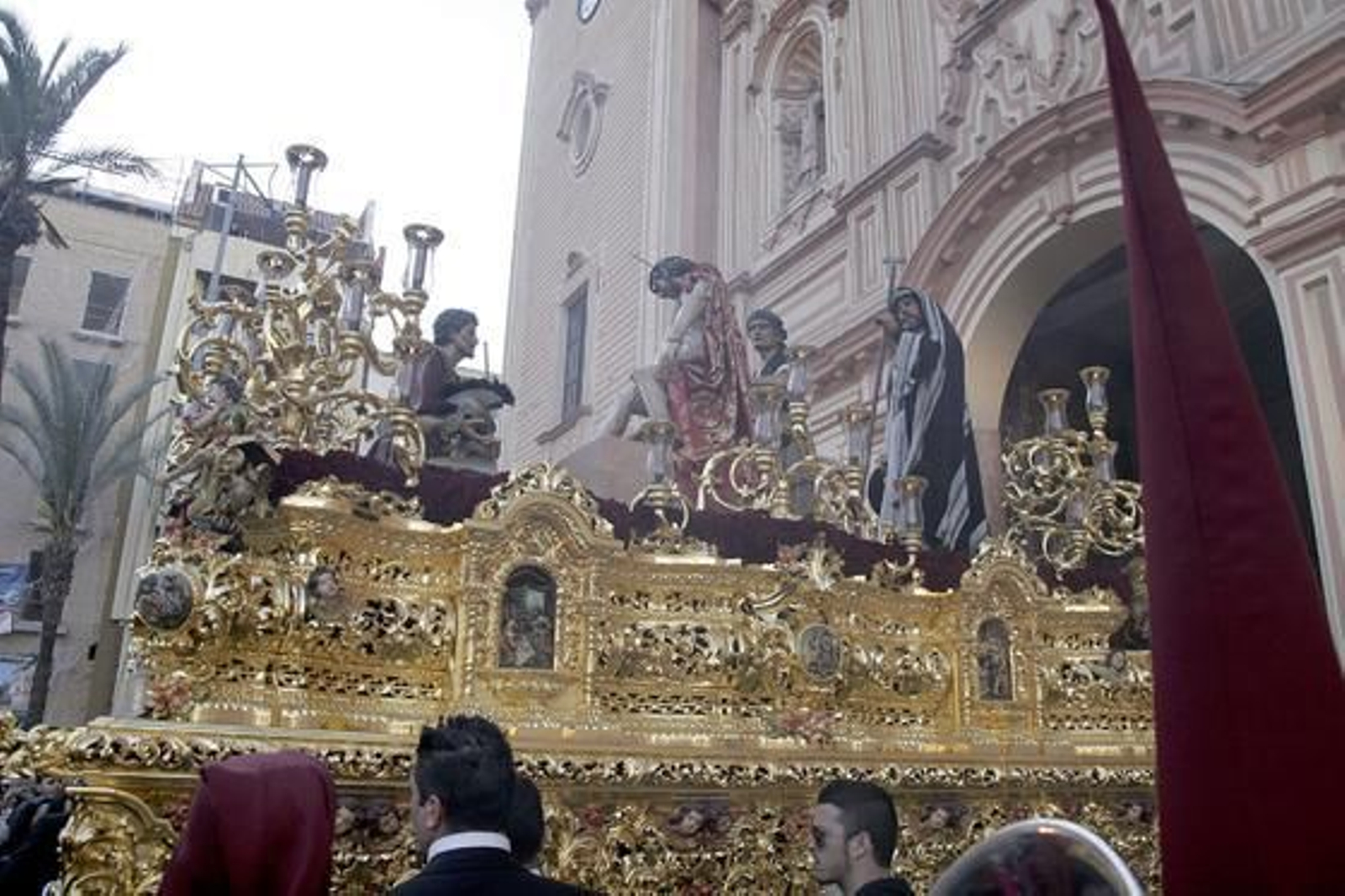 La ciudad se echó a la calle para acompañar a los pasos. Fotos: Espínola / Begoña Mora