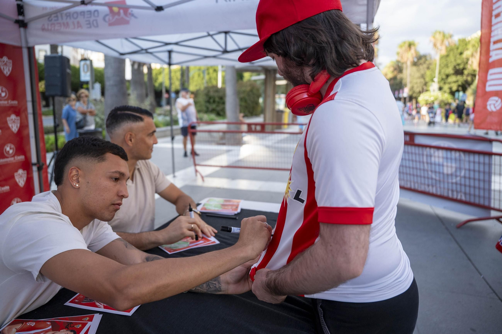 Los jugadores de la UDA Thalys y Andrés firman autógrafos
