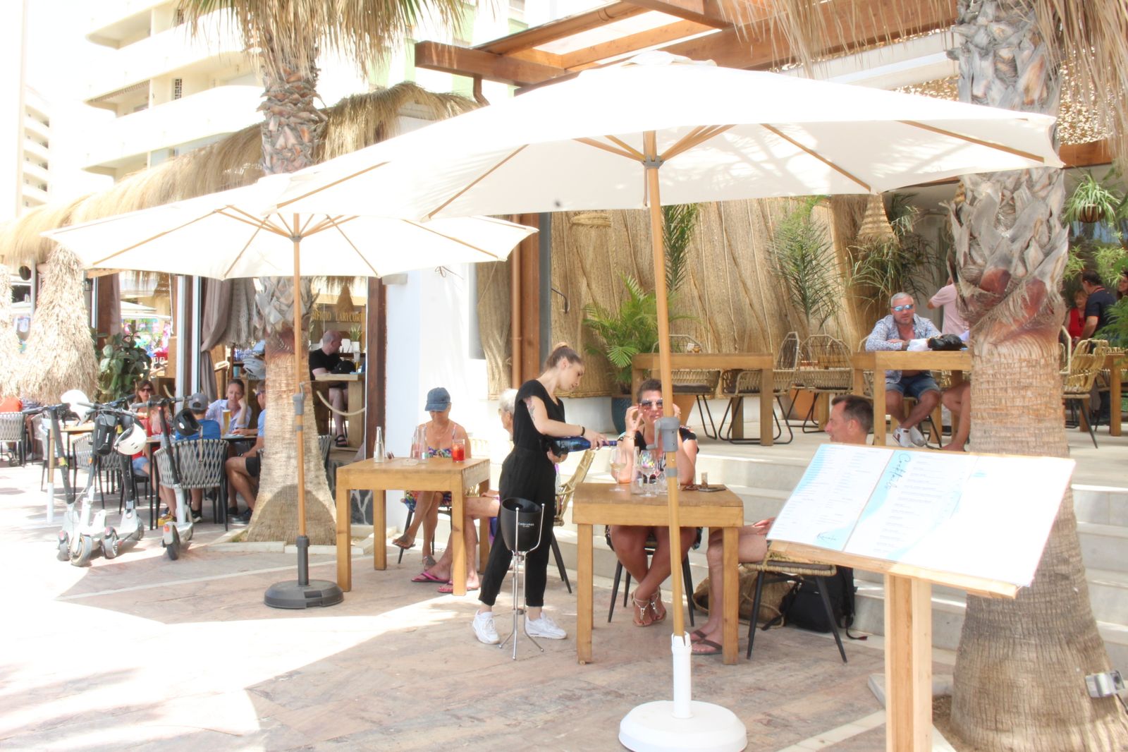Una terraza localizada en el paseo marítimo de Marbella.
