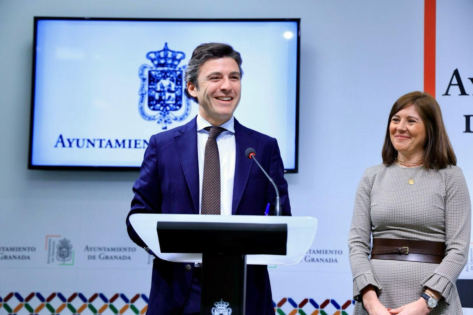 El portavoz del equipo de Gobierno, Jorge Saavedra, con la concejal de Limpieza, Ana Sánchez.