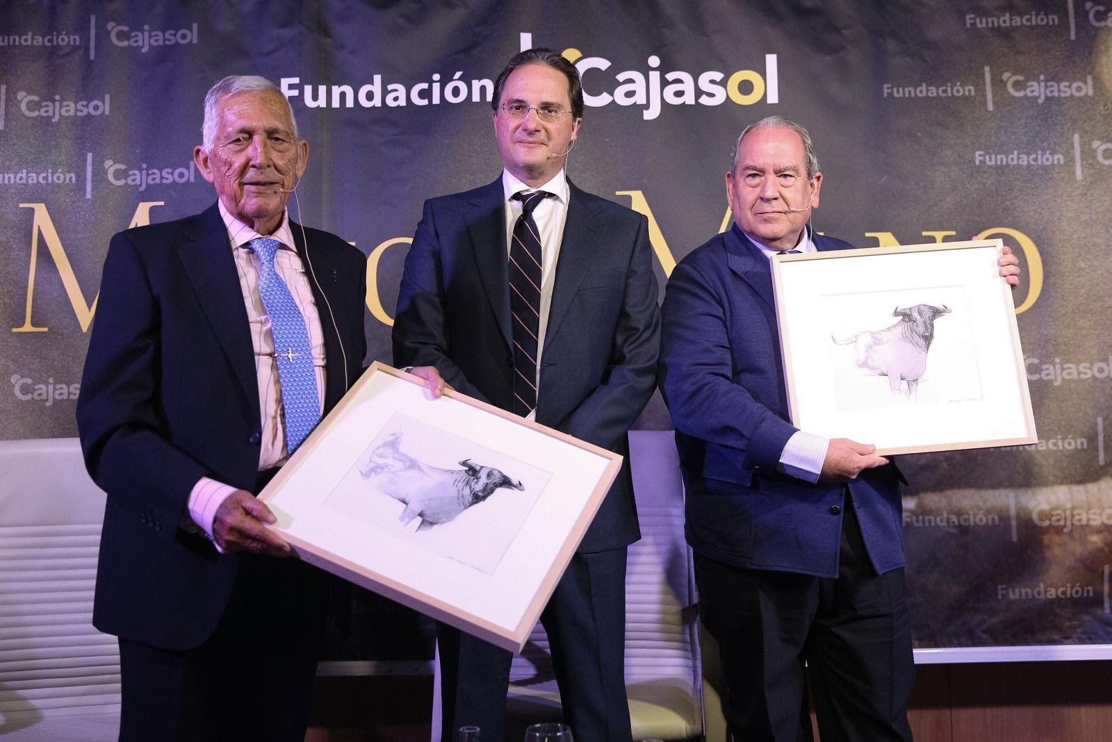 Paco Camino y Carlos Abella, con unos lienzos de Ricardo Suárez.