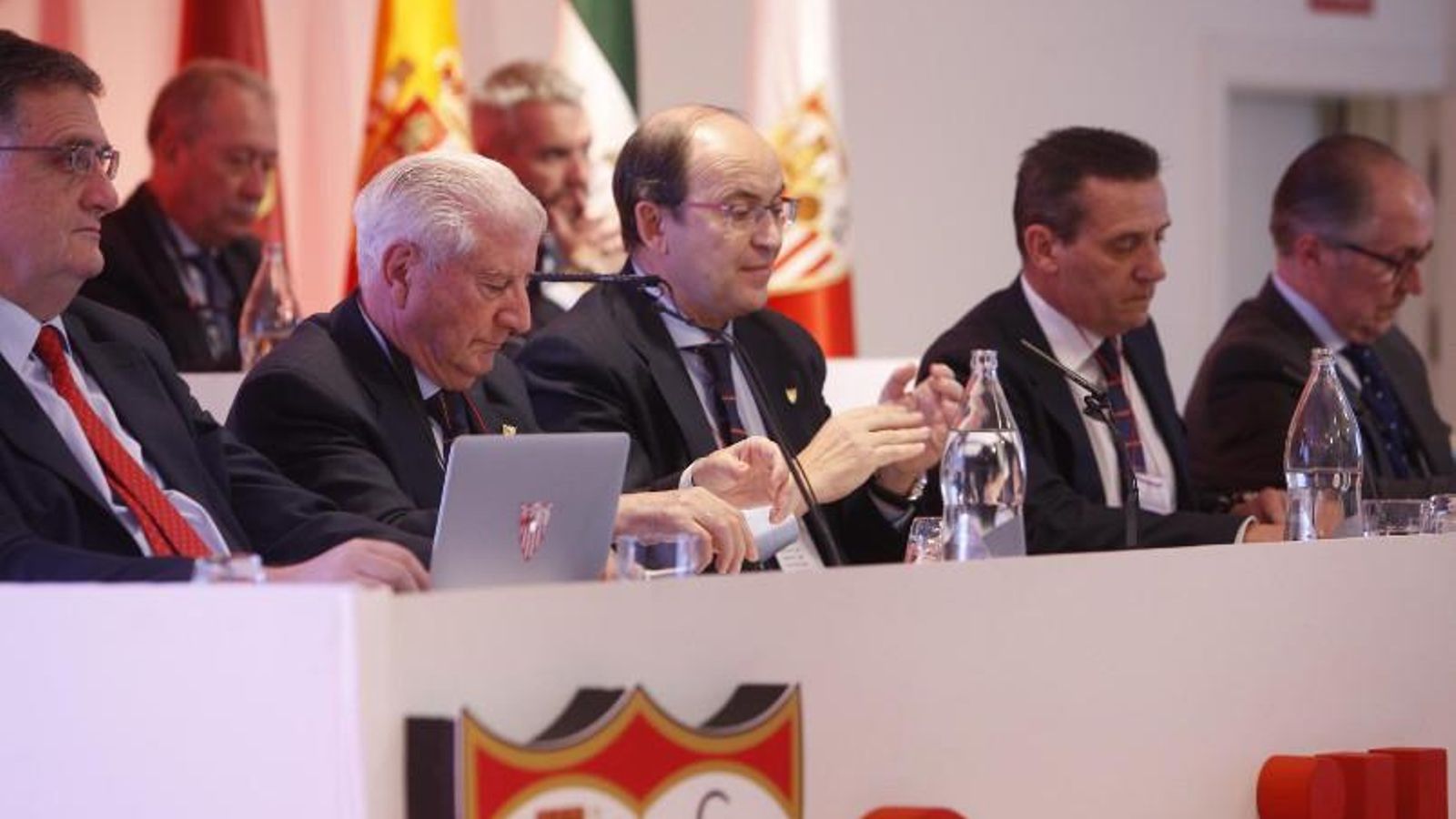 José Castro, presidiendo la mesa de la Junta.