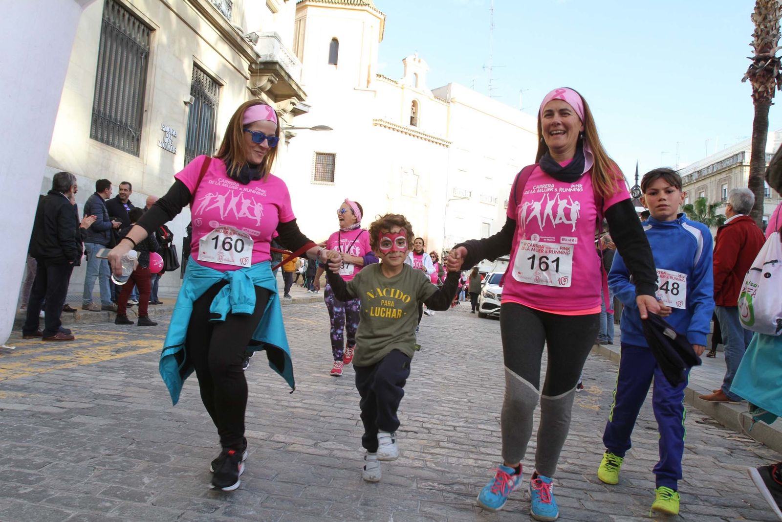 Imágenes de la Carrera contra el cáncer de mama de Huelva.