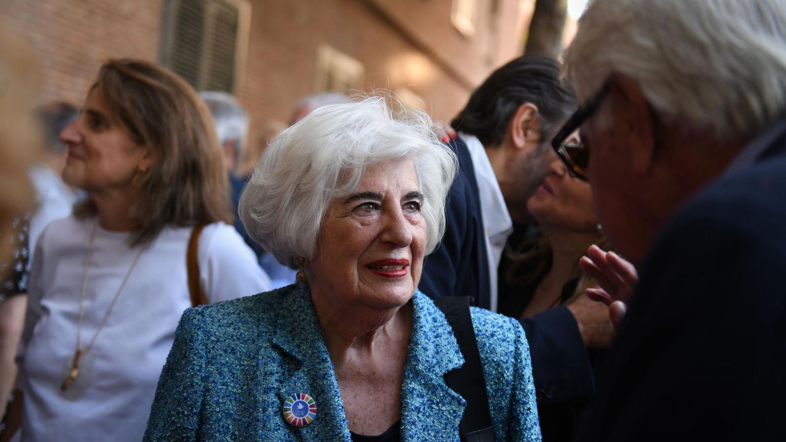 Francisca Sauquillo conversa con Felipe González.
