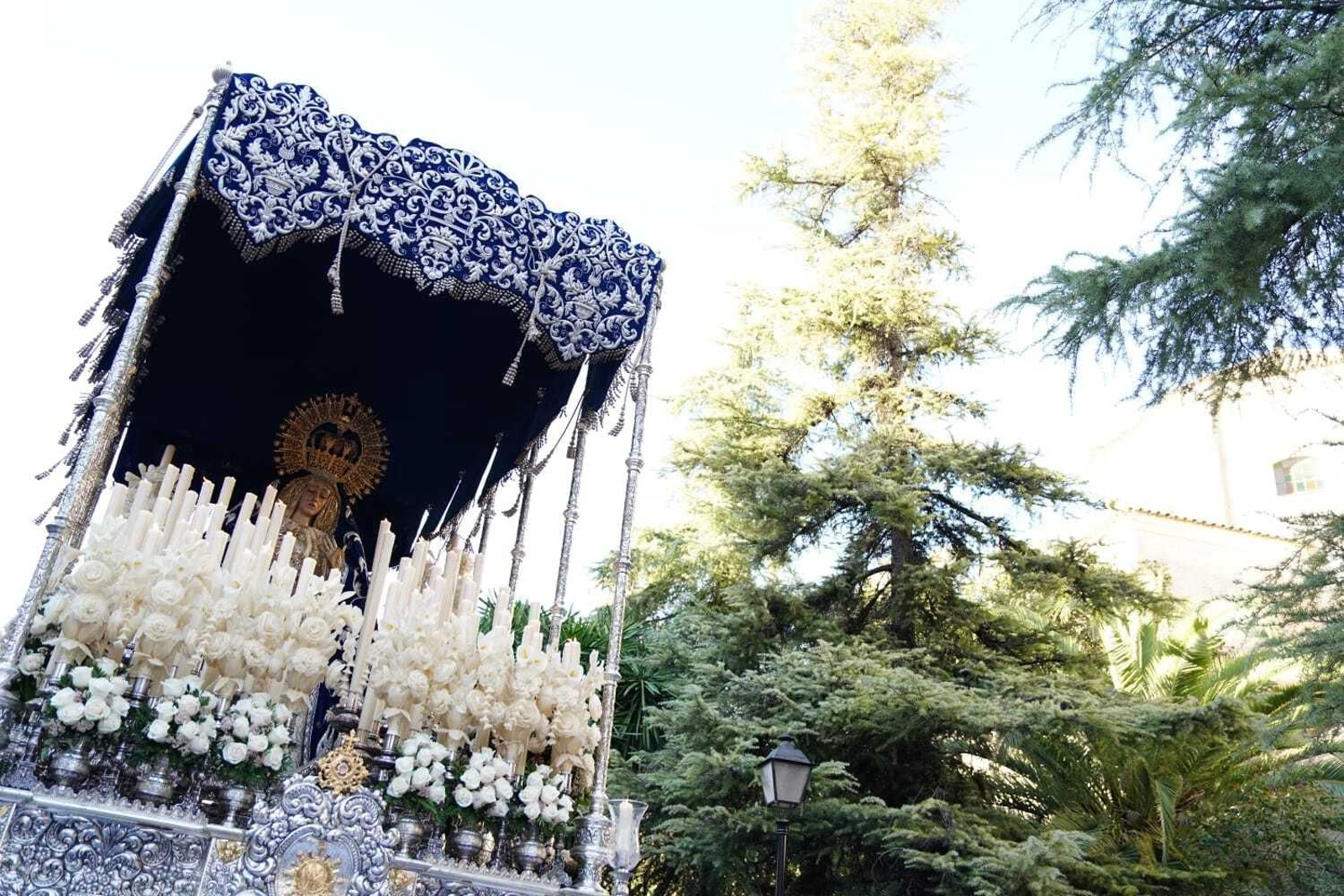 Lunes Santo en Lucena: La procesión de la Cofradía Franciscana de Pasión, en fotografías