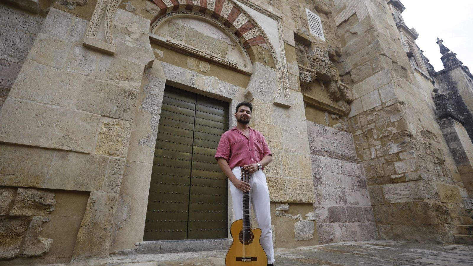 Momo en la puerta de San Sebastián de la Mezquita-Catedral Momo en la puerta de San Sebastián de la Mezquita-Catedral