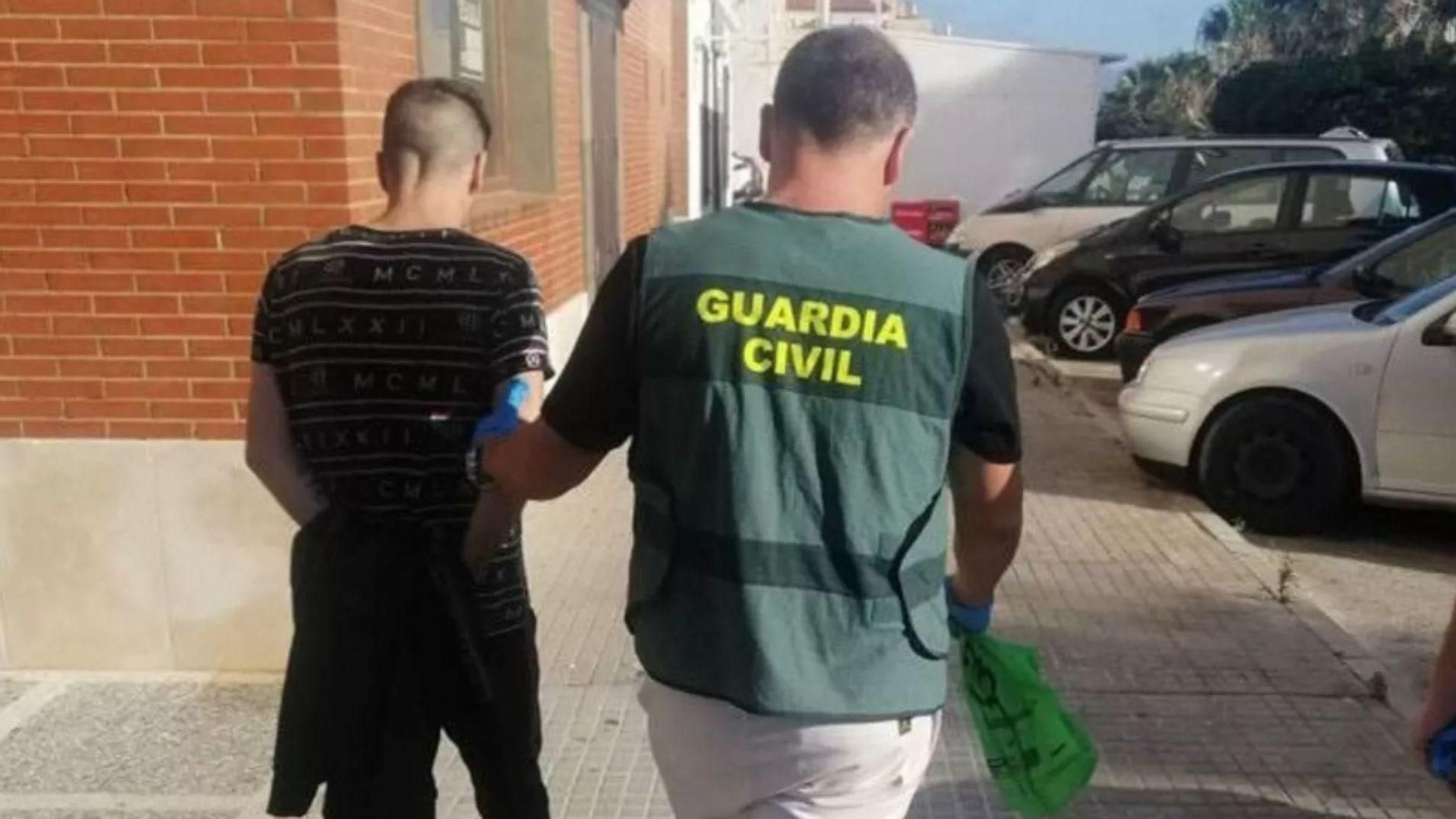 La Guardia Civil detiene al autor de un robo a punta de navaja en un establecimiento comercial de Tarifa.