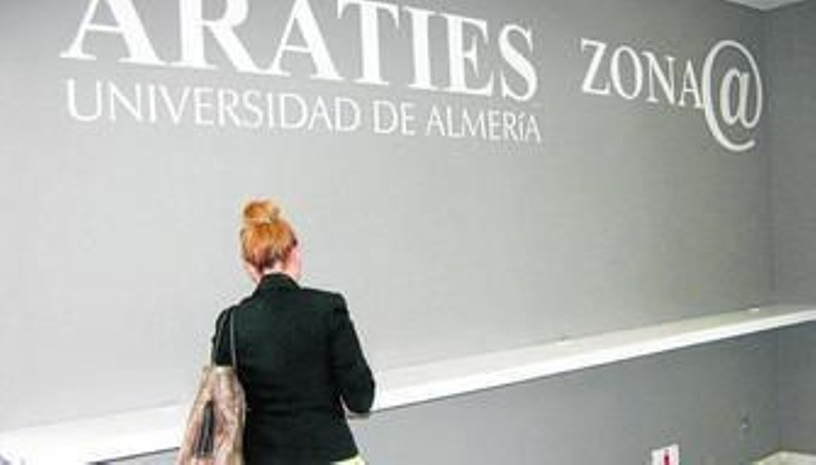 Una estudiante pasa por delante de la zona que albergará un área de consulta, los ordenadores están apunto de instalarse.