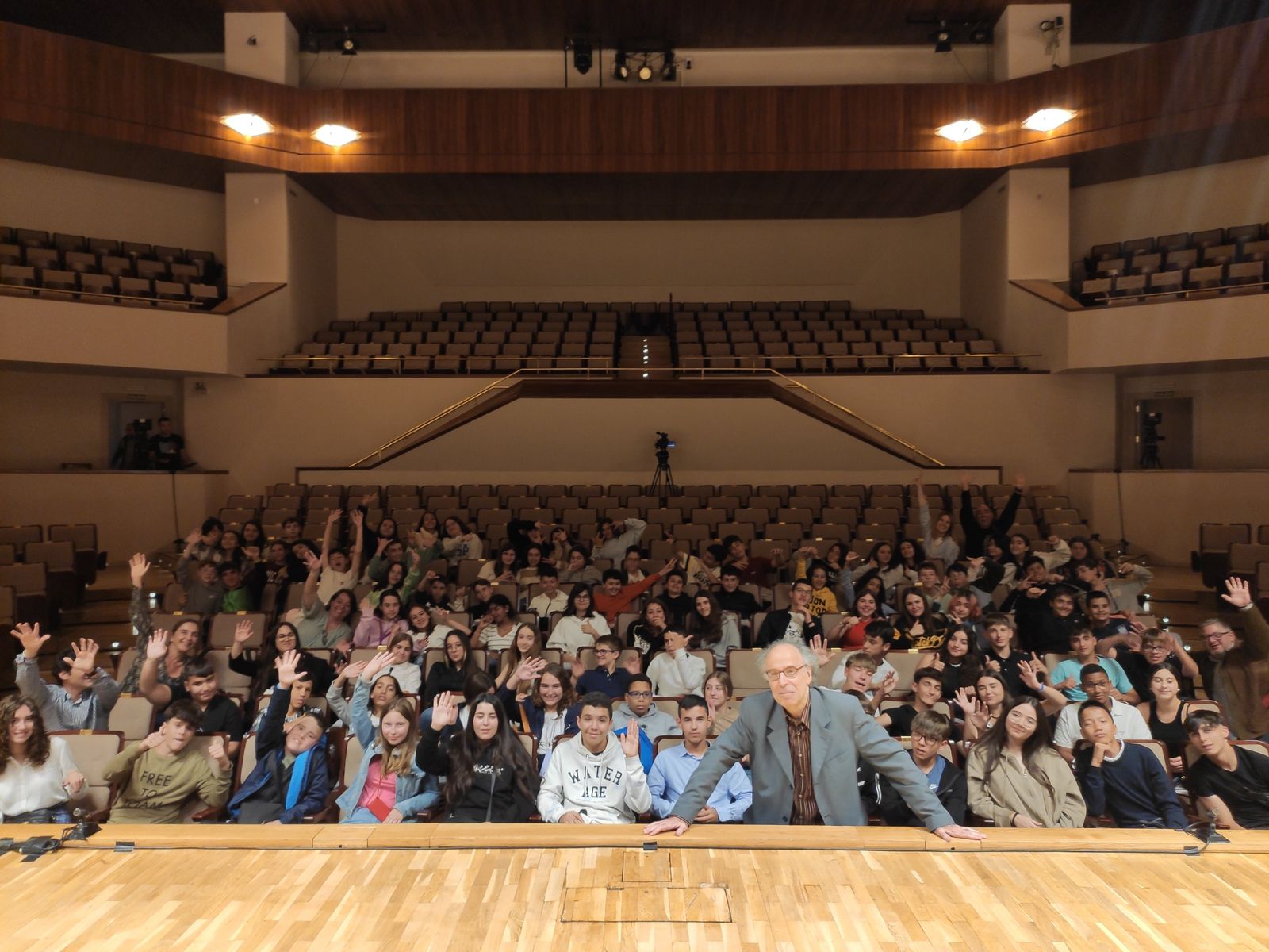 Los alumnos junto al compositor Benet Casablanca en el Auditorio Nacional de Música.