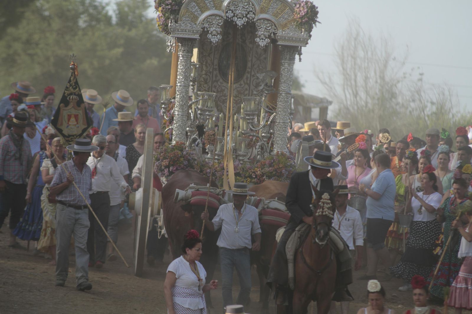 Las hermandades cruzan el vado del Quema