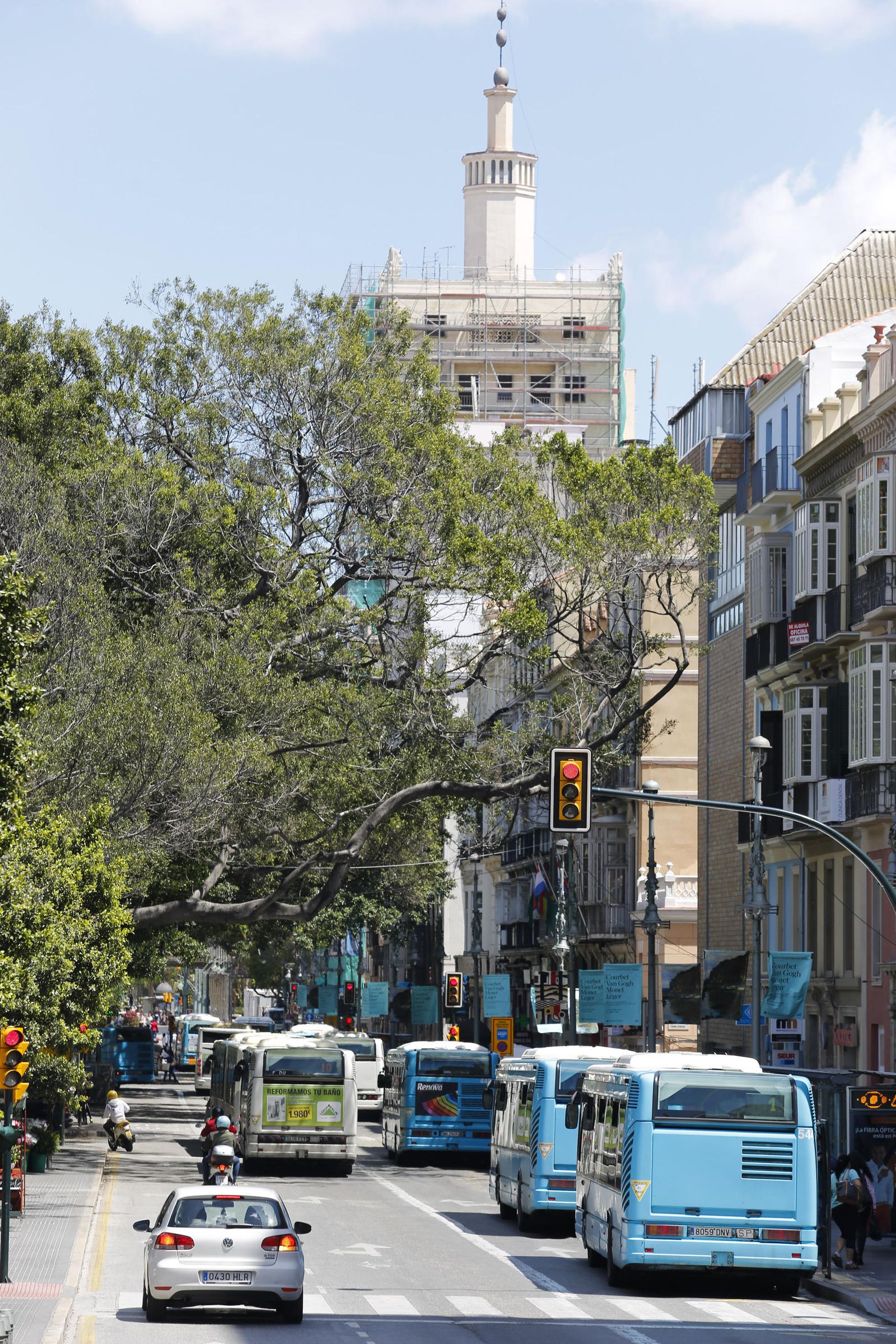 Varios autobuses de la EMT en la Alameda Principal.