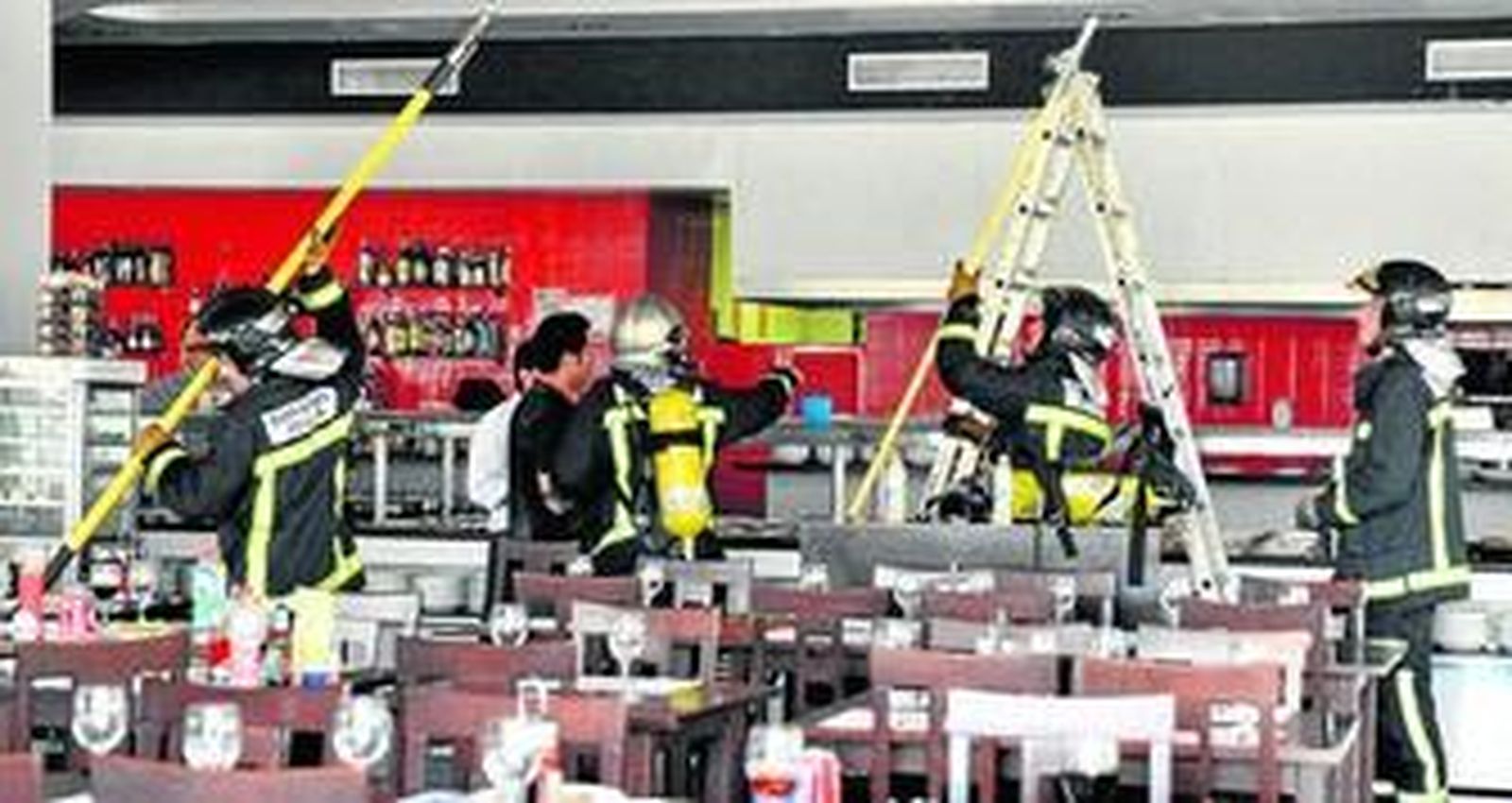 Los Bomberos trabajan en el restaurante chino en el que se originó el humo, ayer en el centro comercial Nervión Plaza.