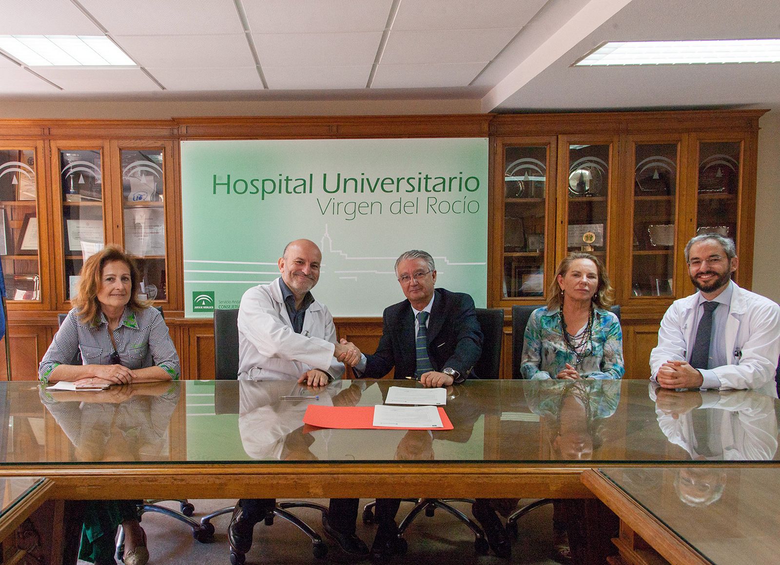 Un momento de la firma del convenio entre los dos hospitales.