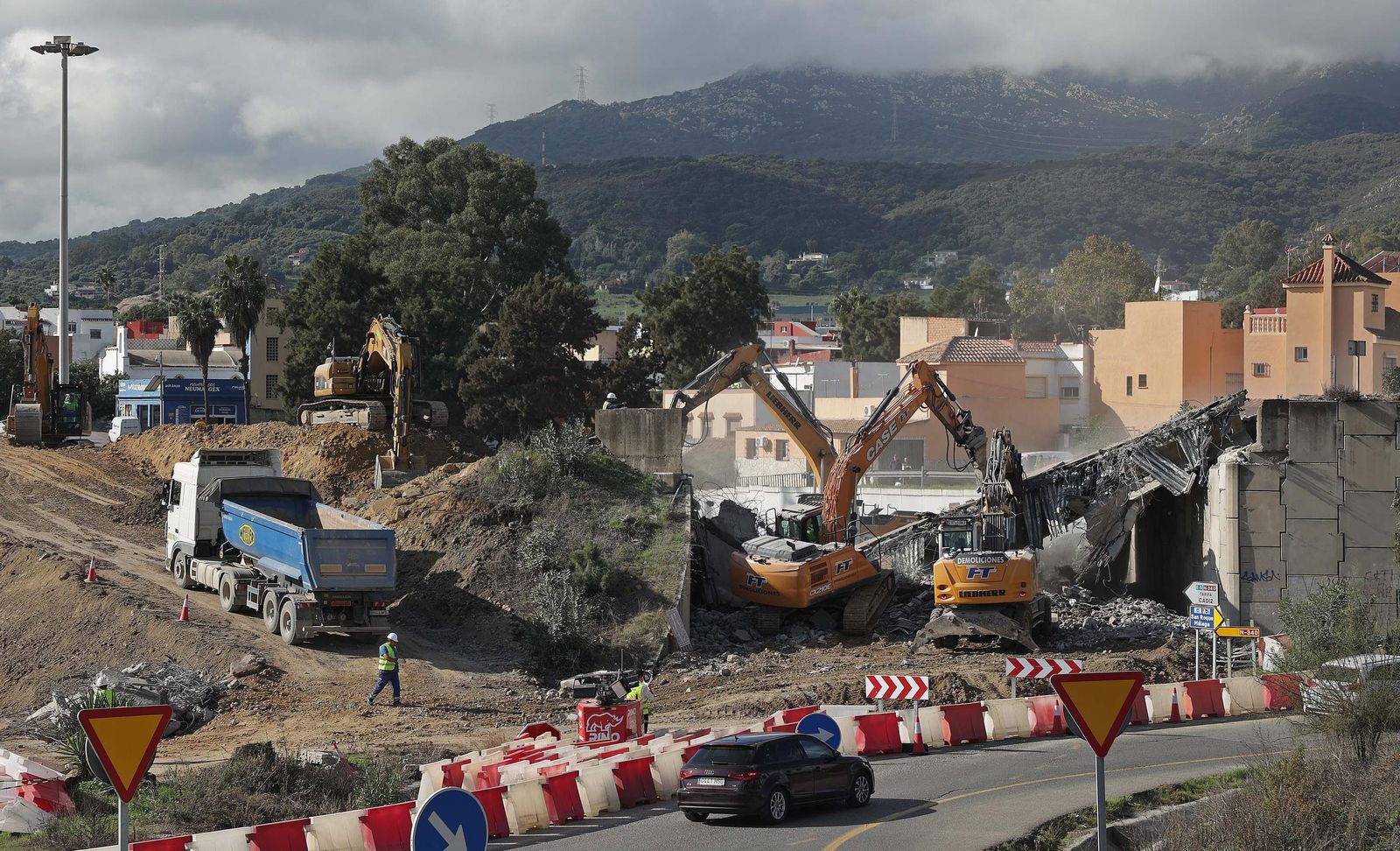 Fotos de la demolición del puente de Los Pastores en Algeciras