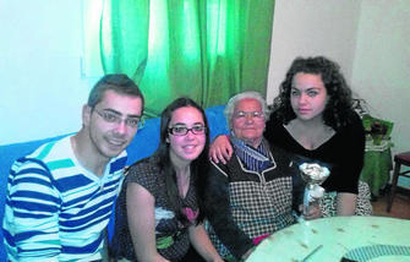 Jesús González y otros miembros de la directiva junto a Celestina Rueda Mesa.