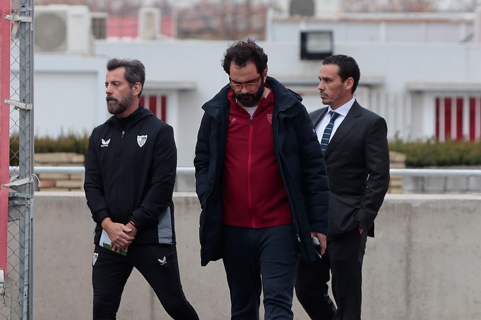 Quique Flores, Víctor Orta y José María del Nido Carrasco, en la ciudad deportiva del Sevilla.