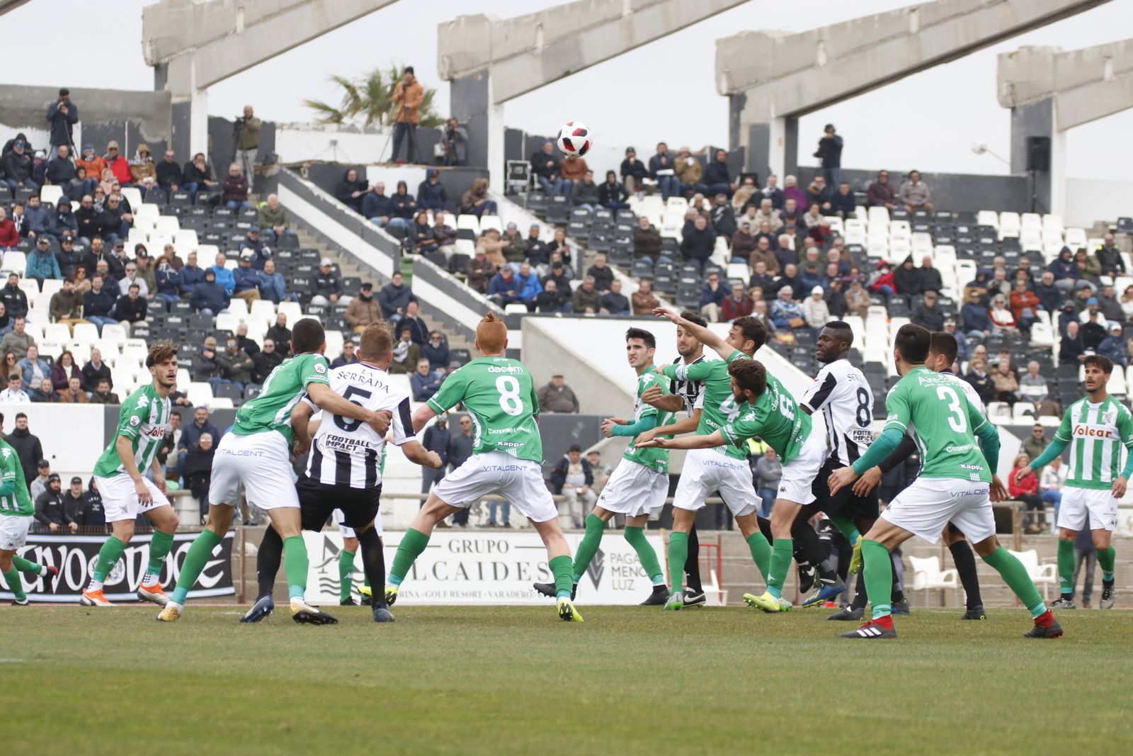 Verdiblancos y albinegros se fajaron cuerpo a cuerpo en el Municipal de La Línea.
