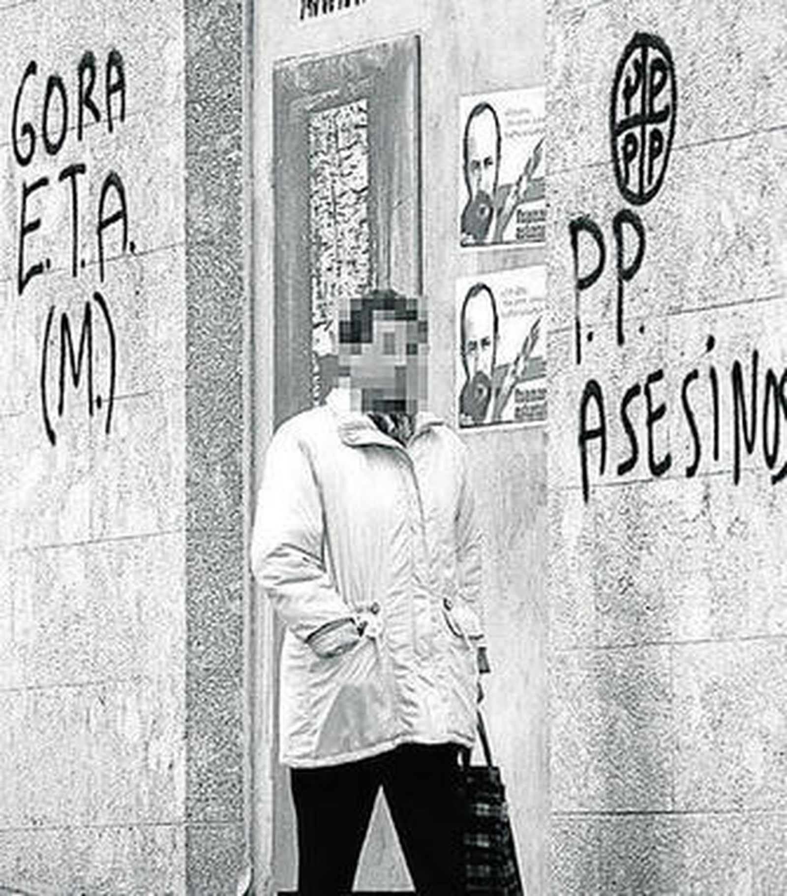 Carteles amenazantes contra el PP en una localidad del País Vasco.