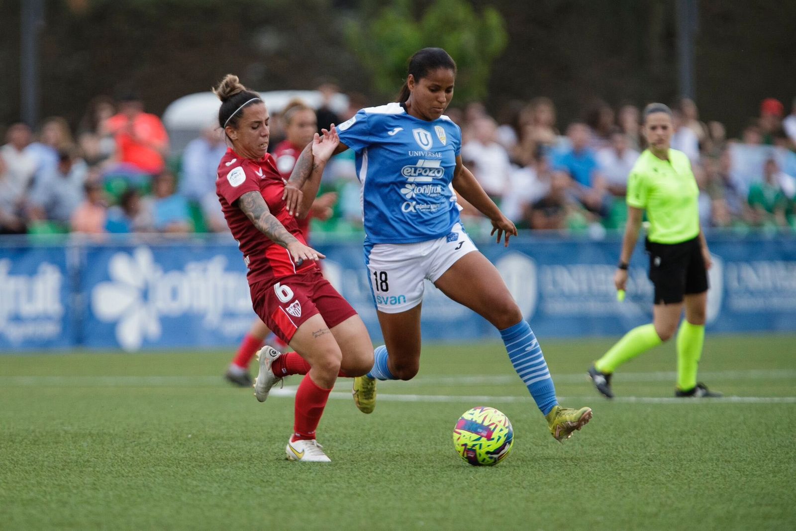 La sevillista Nagore Calderón pelea por un balón con la local Aldrith Quintero.