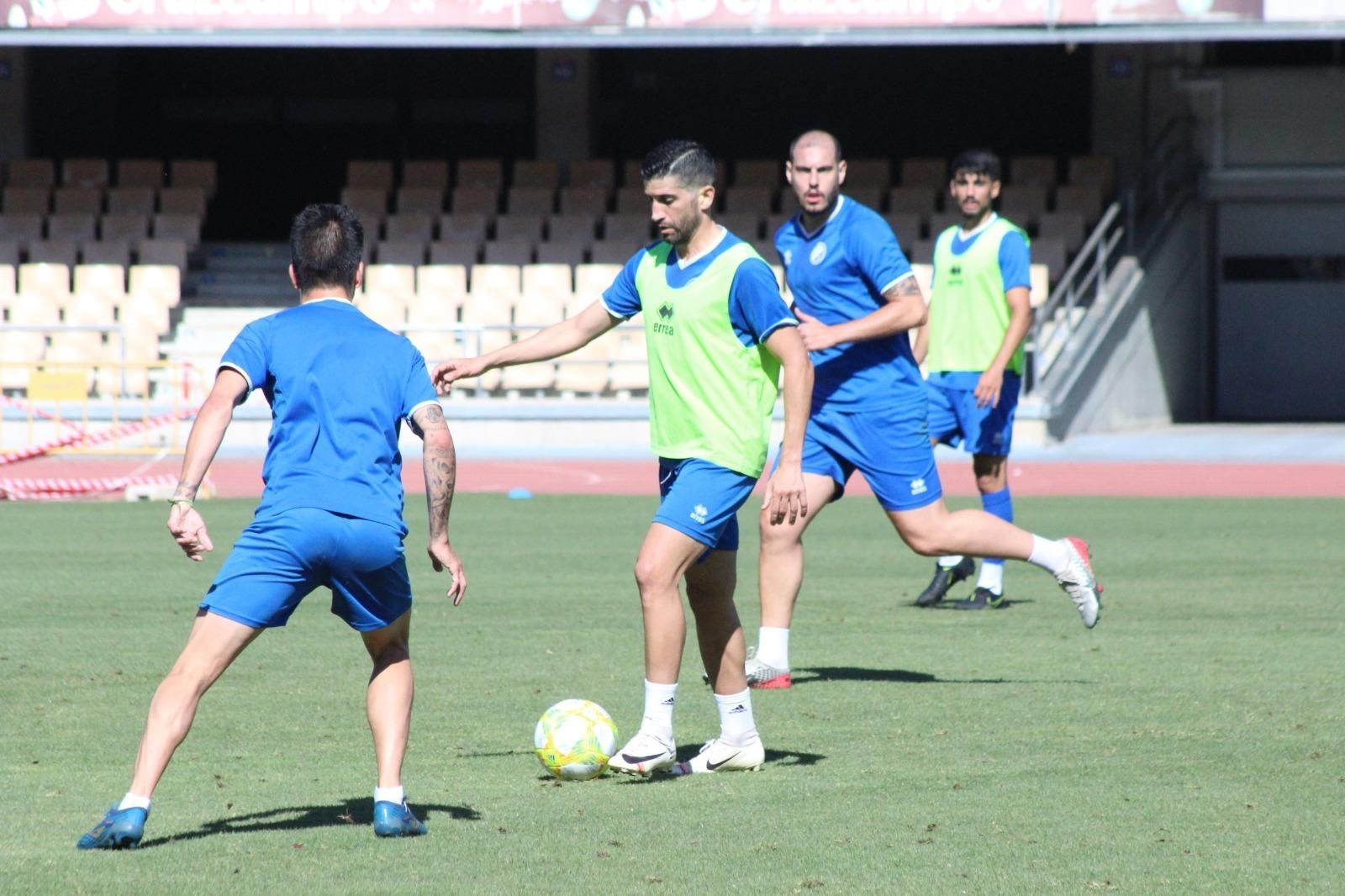 Sergio Narváez conduce el balón en el primer entrenamiento en Chapín tras  el confinamiento.