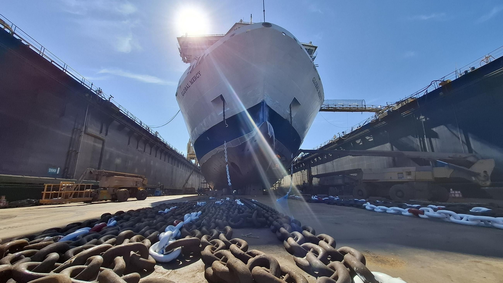 El buque  'Global Mercy' en los astilleros de Navantia Cádiz