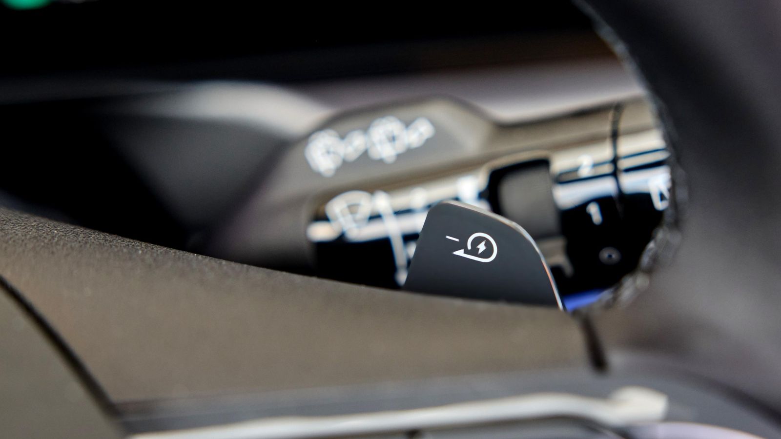 Las levas situadas en el volante ayudan, como en otros Kia, a controlar la frenada regenerativa disponiendo de distintos niveles. Uno de ellos ajusta el uso del pedal del acelerador para que, al aliviar la presión sobre él, se aumente la retención que hacen los motores.