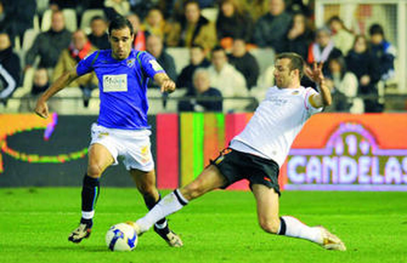 Jesús Gámez intenta superar a Marchena en el Valencia-Málaga de esta temporada.