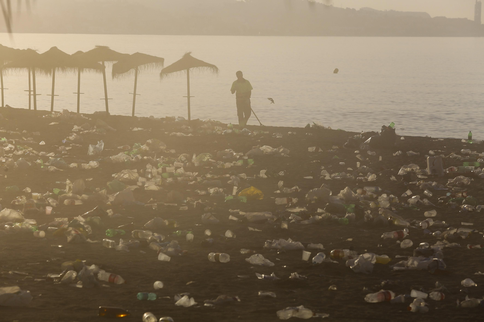 Las fotos de la basura en las playas de Málaga tras San Juan