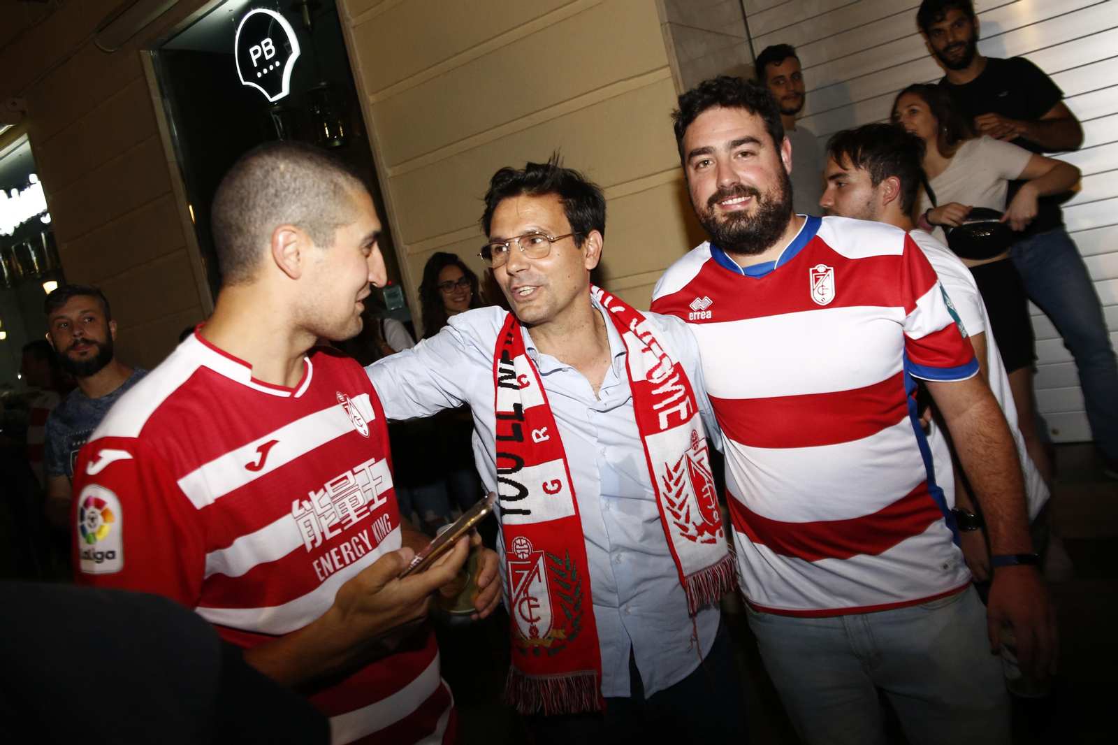 Las mejores imágenes de cómo Granada celebró el ascenso en la Fuente de las Batallas